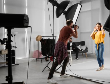 Profesyonel takım fotoğraf stüdyosu modeli ile çalışma