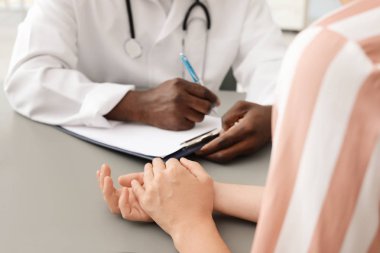 Genç Afrikalı-Amerikalı doktor danışmanlık hasta hastanede