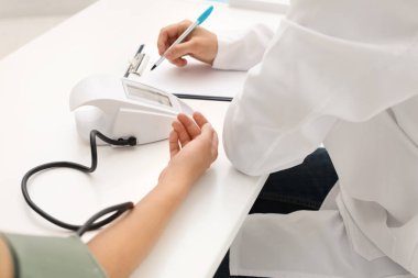Kontrol hastanın kan basıncı hastanede doktor