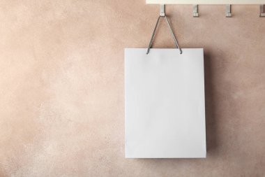 Kağıt alışveriş çantası Renk Duvar ile raf. Mockup tasarım için