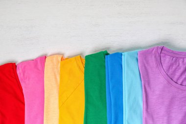 Açık renkli renkli koleksiyonunda t-shirt