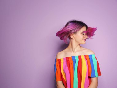Renk arka plan karşı son moda saç modeli olan kadın