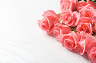 ahşap masa üstünde güzel güller