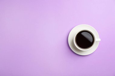 Renk arka plan, üstten görünüm üzerinde sıcak aromatik kahve ile seramik kupa