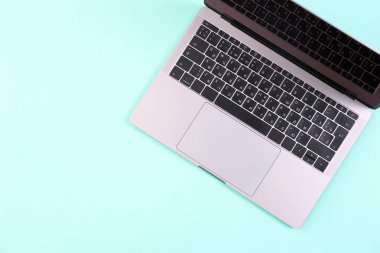 Modern dizüstü bilgisayarda renk arka plan, üstten görünüm