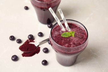 Lezzetli acai smoothie masada, closeup ile cam