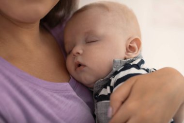 Annesi onu uyuyan bebek evde, closeup görünümü ile