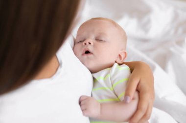 Annesi onu uyuyan bebek evde, closeup görünümü ile