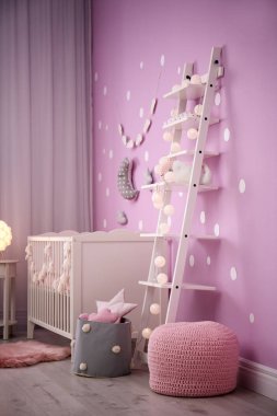 Bebek odası iç renk duvarının yakınında beşik ile