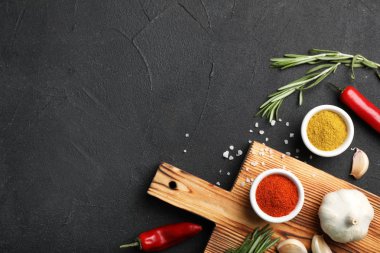 Farklı Aromatik baharatlar ve koyu arka plan üzerinde metin için yer düz yatıyordu kompozisyonu