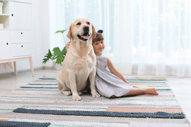 Adorable sarı labrador geri almak ve küçük kız evde