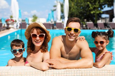 Mutlu aile Resort'ta yüzme havuzunda