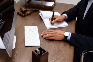 Erkek avukat bilgisayar ve notebook masada, closeup çalışma