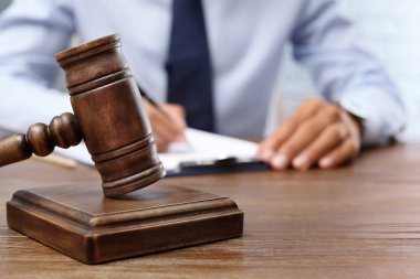 Tahta tokmak ve arka plan üzerinde bulanık avukat. Noter Hizmetleri