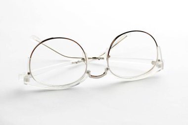 Beyaz zemin üzerine düzeltici lensler ile gözlük. Görme sorunu