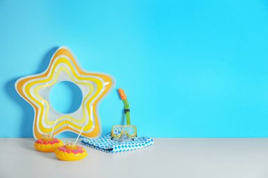 Beach nesneleri tasarım alanı olan renk duvarının yakınında. Yaz tatili