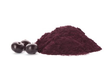 Acai Toz ve çilek beyaz zemin üzerine yığını