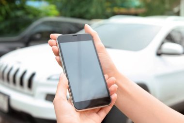 Kadın holding modern smartphone açık havada. Metin için yer ile alay et