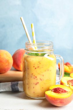 Masada mason kavanoza lezzetli şeftali yüzlü