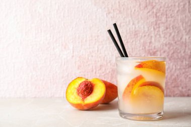 Lezzetli şeftali masaya kokteyl. Serinletici içecek