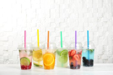 Plastik bardak limonata yakınındaki beyaz duvar tablo ile