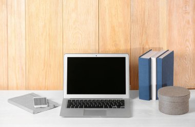 Laptop kapalı tablo boş ekran ile. Tasarım için alay