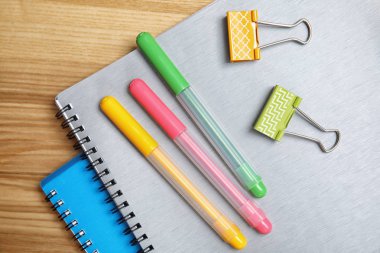 Farklı okul kırtasiye, düz ahşap arka plan üzerinde yatıyordu