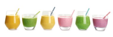 Beyaz arka plan üzerinde taze lezzetli smoothies ile gözlük
