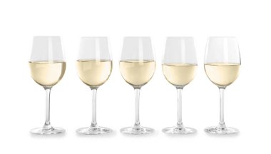 Gözlük ışık arka plan üzerinde beyaz şarap ile