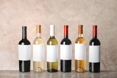 Tablo renkli arka plan üzerinde farklı şarap şişe