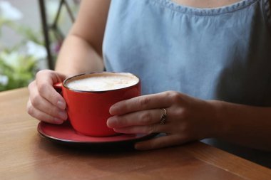 Taze aromatik kahve masasında, closeup kadınla