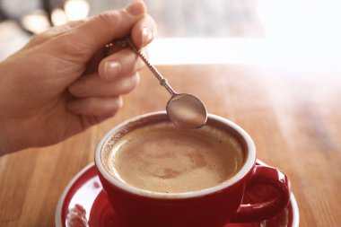 Taze aromatik kahve masasında, closeup kadınla