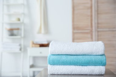 Tablo arka plan bulanık karşı havlu yığını