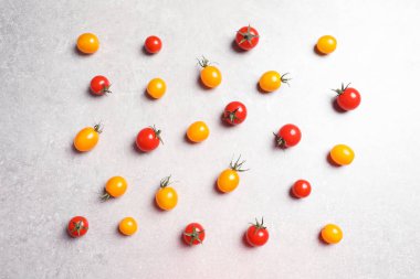 Gri arka plan üzerinde sulu domates ile düz yatıyordu kompozisyon