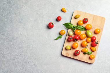 Sulu domates ve gri arka plan, üstten görünüm üzerinde metin için yer ile ahşap tahta