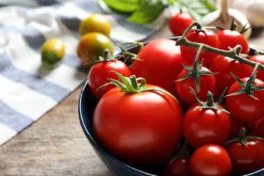 Tablo, closeup lezzetli sulu domates ile kase