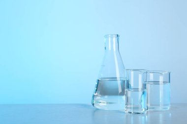 Laboratuar kapkacakları sıvı tablosundaki renk arka plan ile. Kimyasal analiz