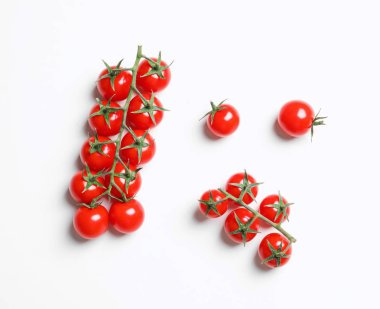 Beyaz zemin üzerine kırmızı lezzetli kiraz domates