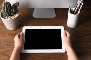 Masada boş ekran tabletiyle tutan kadın. Mockup tasarım için