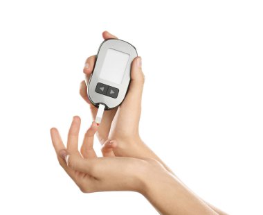 Kadın beyaz zemin üzerine şeker ölçüm ile kan şekeri düzeyini kontrol. Diyabet test