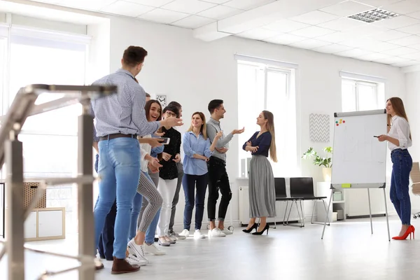 Mujer Formadora Empresas Dando Una Conferencia Oficina — Foto de Stock