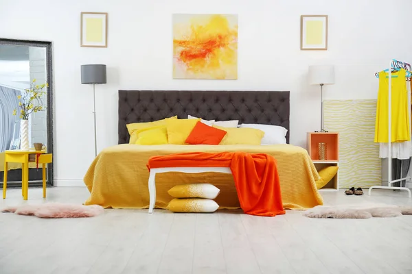 Interior Ruangan Modern Dengan Tempat Tidur Besar Yang Nyaman — Stok Foto