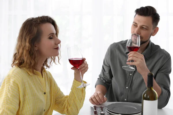 Jovem Casal Com Copos Vinho Mesa Restaurante — Fotografia de Stock