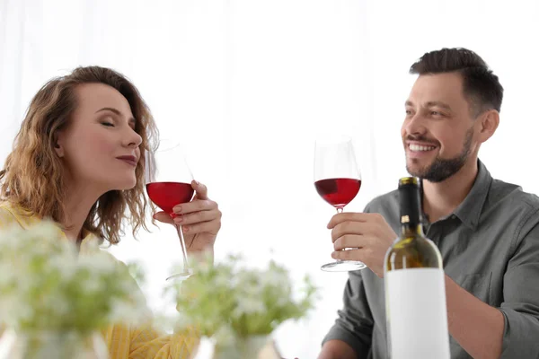 Casal Jovem Com Copos Vinho Delicioso Dentro Casa — Fotografia de Stock