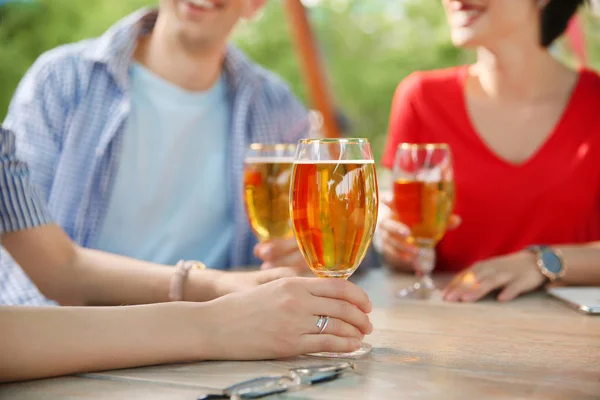 Young People Glasses Cold Beer Table — Stock Photo, Image