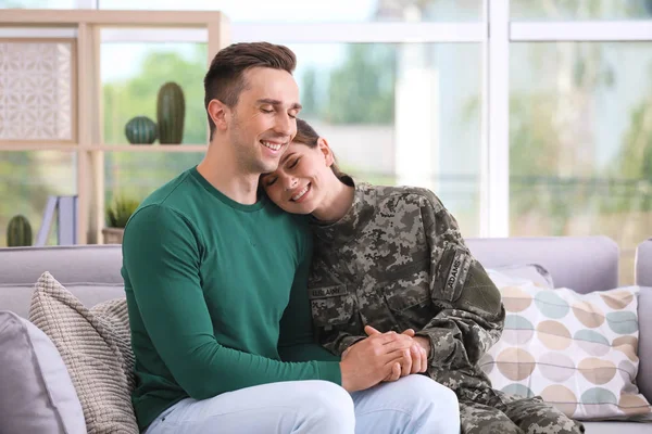 Frau Militäruniform Mit Ihrem Mann Auf Dem Heimischen Sofa — Stockfoto