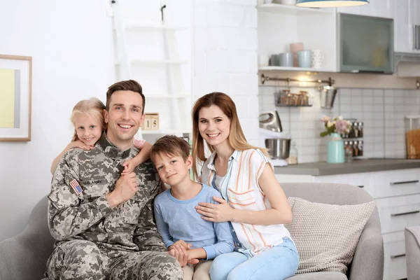 Hombre Uniforme Militar Con Familia Sofá Casa — Foto de Stock