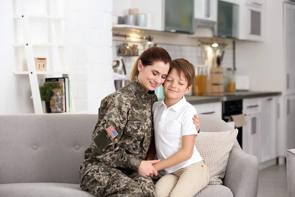 Mulher Uniforme Militar Com Seu Filho Sofá Casa — Fotografia de Stock