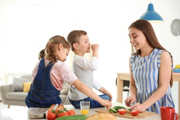 Jeune Femme Cuisine Petit Déjeuner Pour Ses Enfants Dans Cuisine — Photo