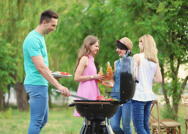 Giovani Che Fanno Barbecue Con Barbecue Moderno All Aperto — Foto Stock